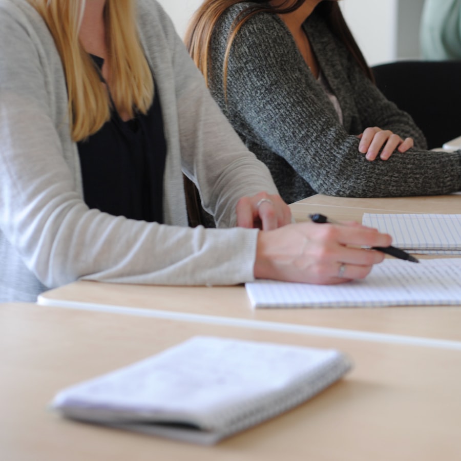 Docente e studente adulto durante una conversazione in italiano